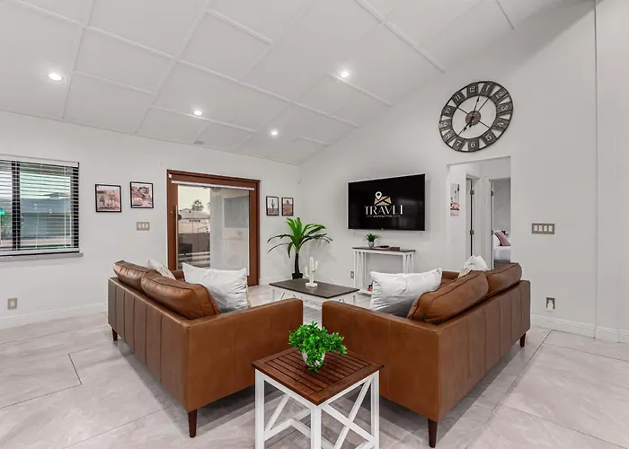 Holiday home New Windsor Modern Retreat Pool Volleyball *