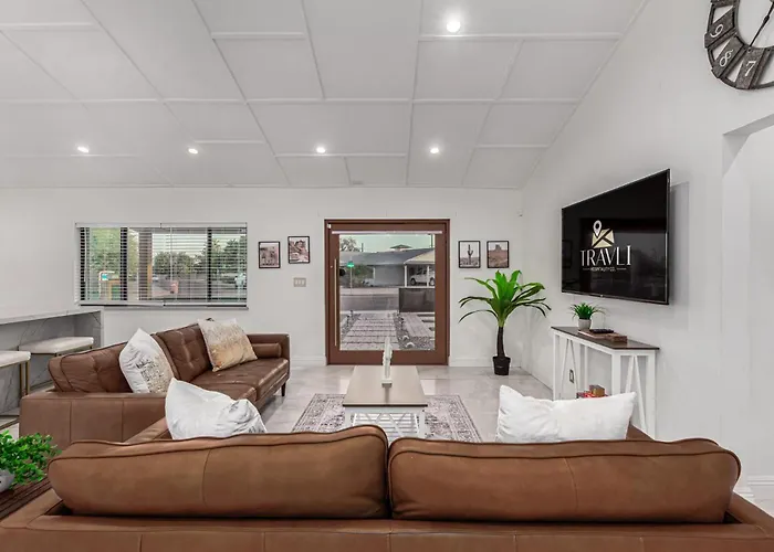 New Windsor Modern Retreat Pool Volleyball Holiday home *