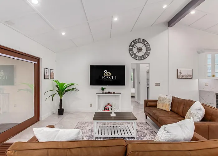 Holiday home New Windsor Modern Retreat Pool Volleyball *