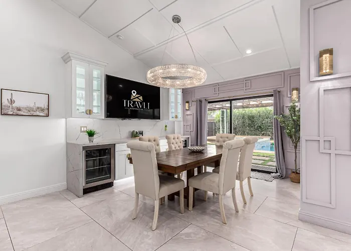 New Windsor Modern Retreat Pool Volleyball Holiday home