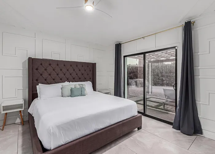 Holiday home New Windsor Modern Retreat Pool Volleyball Scottsdale