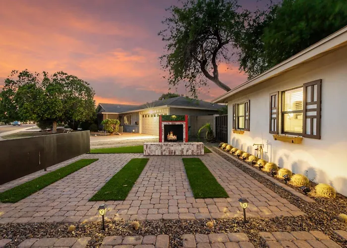 Holiday home New Windsor Modern Retreat Pool Volleyball