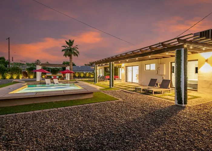 New Windsor Modern Retreat Pool Volleyball Holiday home