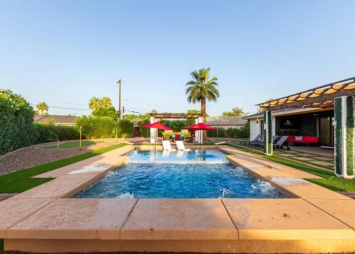 New Windsor Modern Retreat Pool Volleyball Holiday home