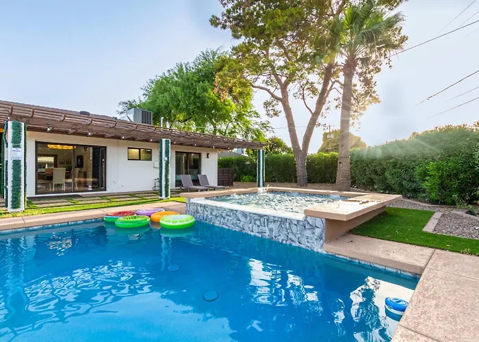 Holiday home New Windsor Modern Retreat Pool Volleyball *