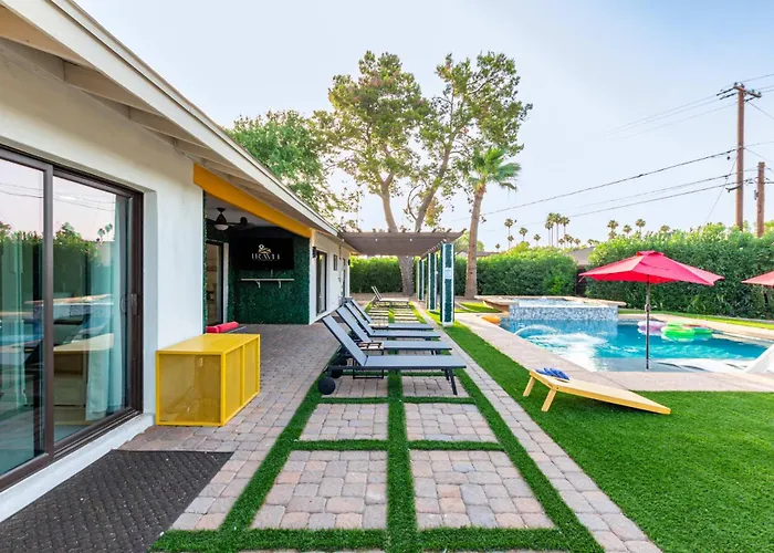New Windsor Modern Retreat Pool Volleyball Holiday home