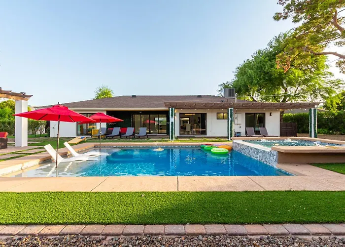 New Windsor Modern Retreat Pool Volleyball Holiday home *